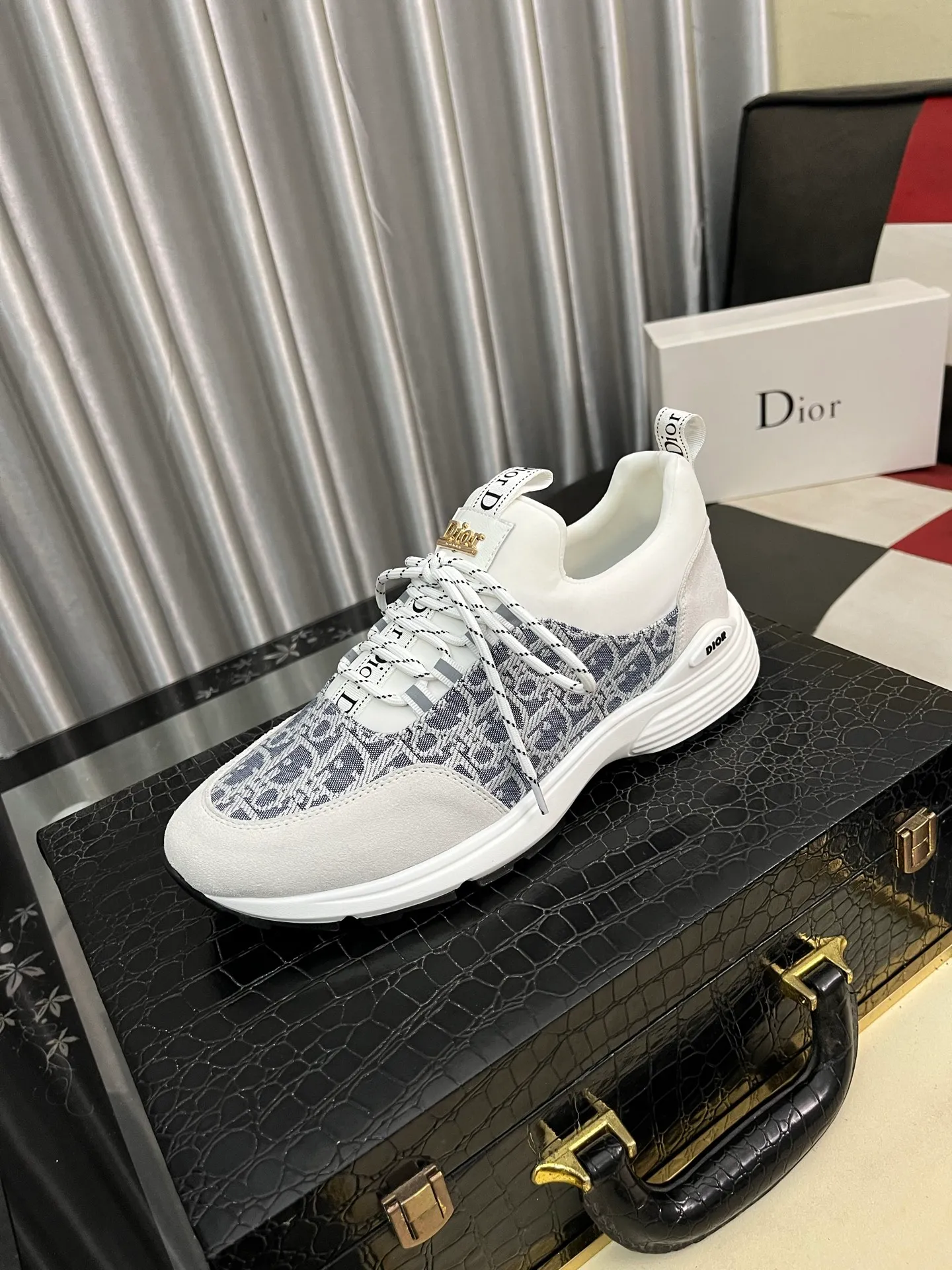 Men's Men's Shoes💰440⌚️⌚️ Dior's casual and sporty style combines the elements of dad's bag-soled shoes. It has successfully broken through the dad shoe style that has been on the streets in recent years and has become a beautiful landscape in luxury goods. The fabric is high mercerized with breathable mesh. The mesh on both sides of the shoe is made of three layers of composite technology. The bottom process uses package molding fabrics: imported high mercerized 🐂 cowhide stitching with original customized D-shaped mesh code number: 38-444️⃣ Colors available